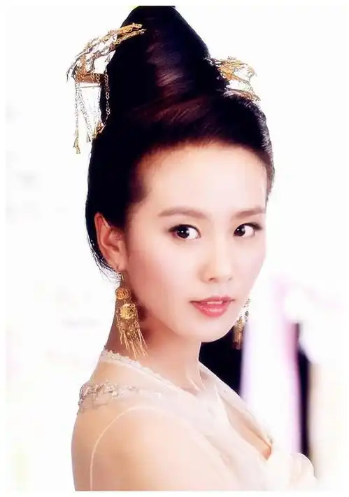 一根发簪搞定一个发型,杨幂霸气杨紫英气,而她宛若仙女下凡