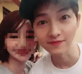 破罐子破摔宋仲基将渣男称号贯彻到底,与美女合影乐开了花