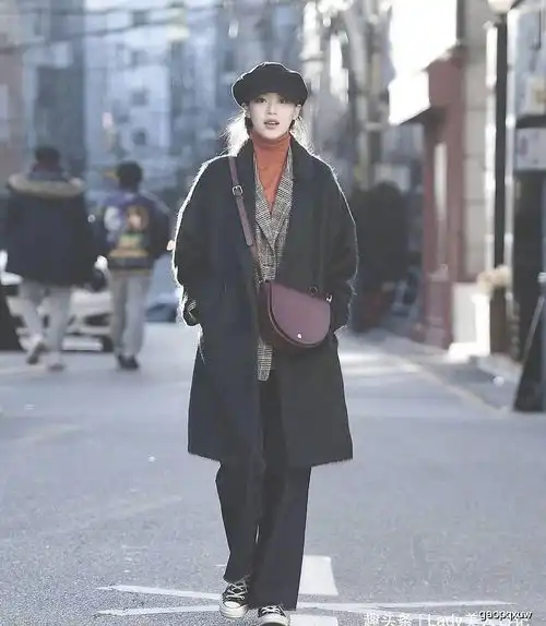 首尔时髦女郎就是比较高级,出门穿风衣配阔腿裤,满满都是高档感