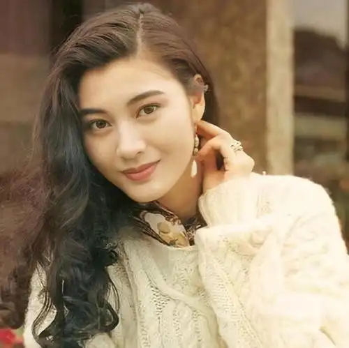 李嘉欣面部松弛小腹发福,女神也老了,这一次合照的女网友赢了