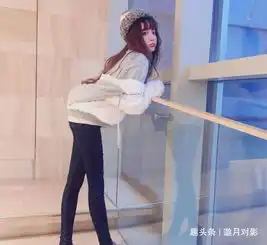 街拍美女牛仔裤营造浪漫唯美的魅力,更显优雅大方的气质