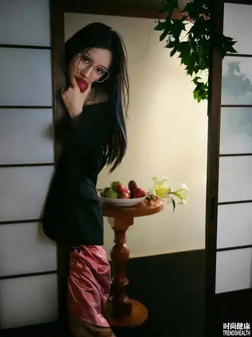 可爱女孩杨幂自曝曾吃着糖看情侣吵架,对爱情的理解已不一样