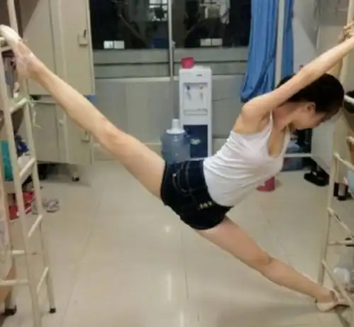 不同专业学生的下床方式,文科生优雅体育生炫酷,舞蹈生仙气飘飘