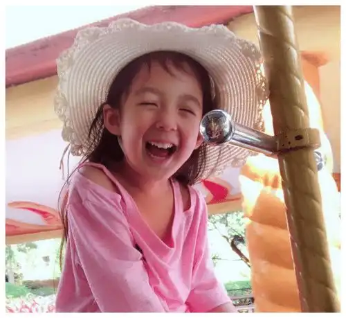 有种美人坯子喊做小泡芙,细眉大眼软萌十足,颜值媲美甜馨