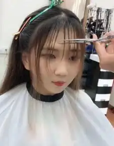 大脸女孩想剪个空气刘海遮遮脸,剪完露不出一丝笑容,脸更大了