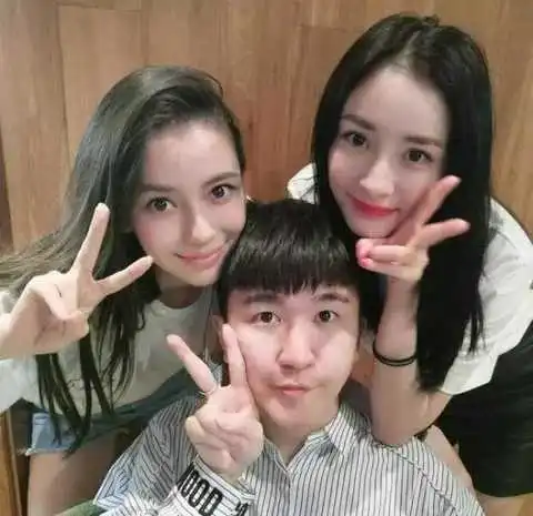 张大大晒生日派对照,众星云集好气派,baby现身嘴歪惹关注