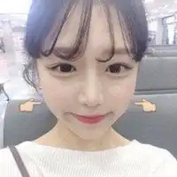 无水印女生头像打哈欠