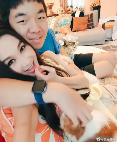 56岁温碧霞晒出与儿子合影,嘟嘴拍照,满满的少女心