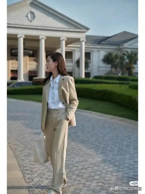 舒适简约的休闲穿搭,尽显成熟女性的优雅知性