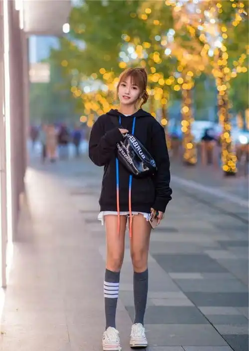 街拍,美女这一身热辣装扮,在大街上十分吸引眼球