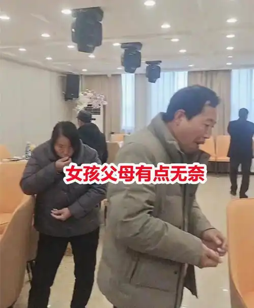 安徽20岁小伙订婚,一脸害羞不敢直视女孩,父母现场教他哄媳妇儿