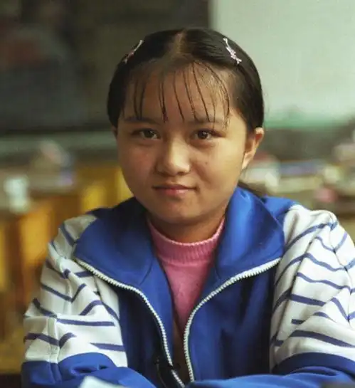 大眼睛女孩苏明娟如今已为人母,每年都在资助贫困儿童