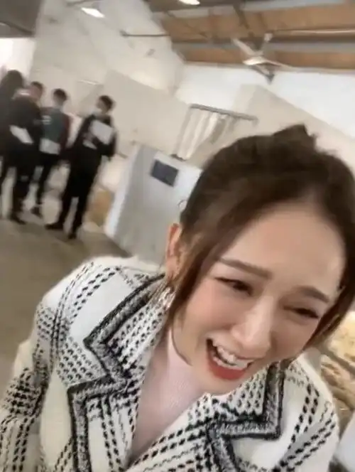 陈乔恩复工拍戏,扎高马尾撒娇少女味十足,被白马亲吻直接吓跑