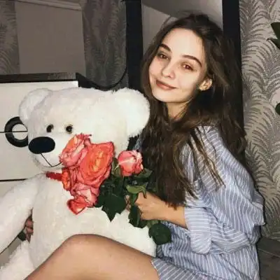 唯美带花女生头像侧脸