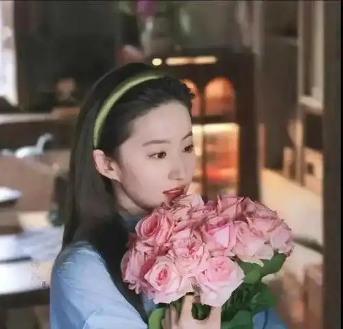 女生头像刘亦菲捧花