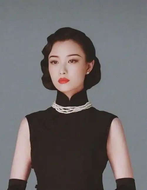 母女俩穿旗袍跳女团舞,45岁妈妈气质惊艳,腰身纤细不输00后女儿