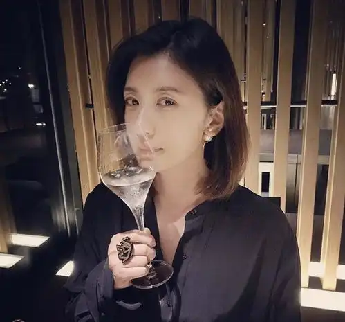 修杰楷生日贾静雯甜蜜告白,有你真的蛮好,紧握对方手超幸福