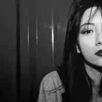 黑白伤感美女头像你眼角的悲伤