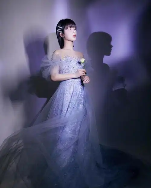 杨紫的夏季穿搭少女感爆棚,穿一袭白色泡泡袖连衣裙,又纯又美