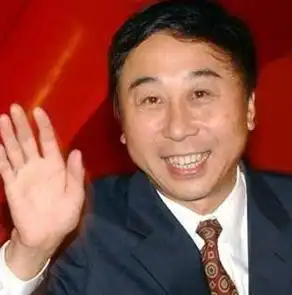 63岁冯巩美女环绕,与异性互动亲密不亦乐乎,是中老年妇女之友