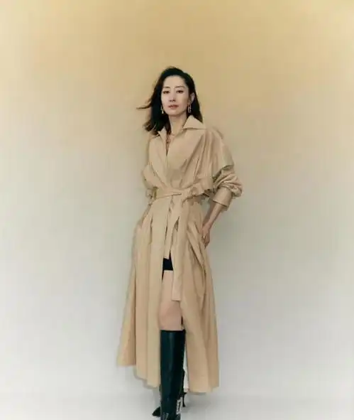 时尚穿搭,美女穿简单的白色圆领小背心,美丽大方