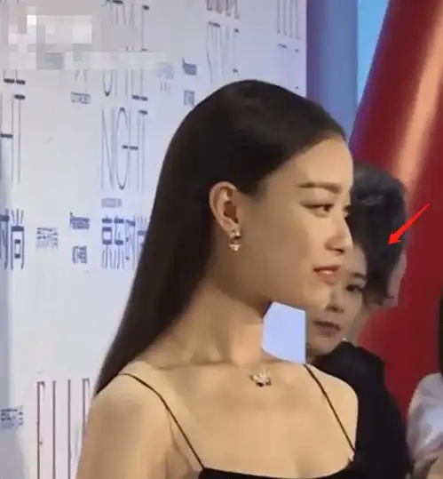 倪妮真人到底啥样后台美女的眼神骗不了人,美女看了也自卑