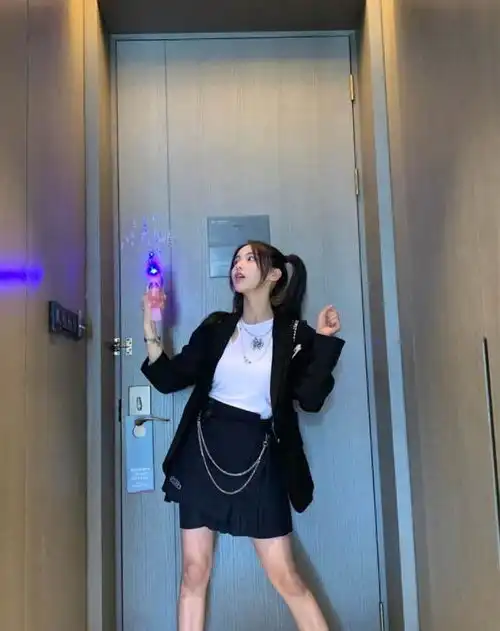 杨超越不愧是二次元脸,田园lo裙穿着好亮眼,女孩看了都心动