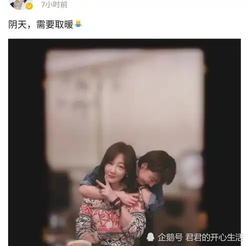 王冠与好友相聚,43岁薛佳凝罕露面,大方搂抱闺蜜手链好显眼
