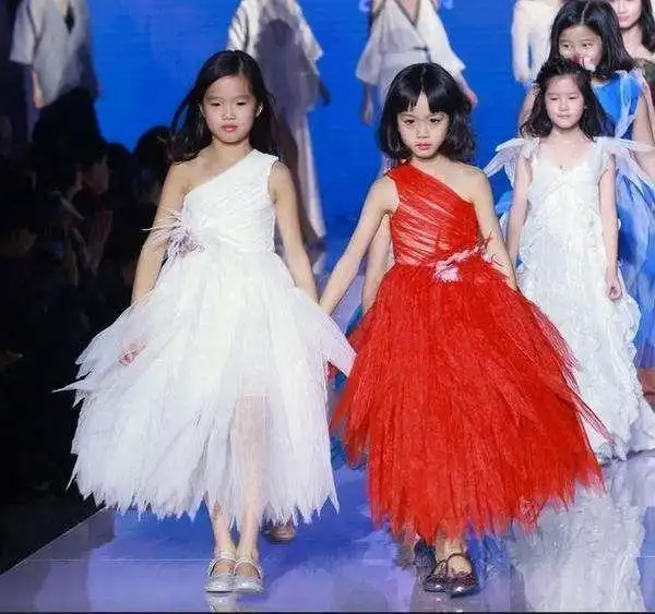 8岁考拉与继父张伦硕拍时尚画报,犹如钟丽缇的复制粘贴,超有范