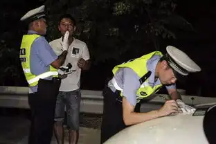美女警花变身网红主播直播酒驾