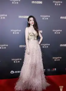 angelababy抹胸礼服裙现身活动,仙气灵动