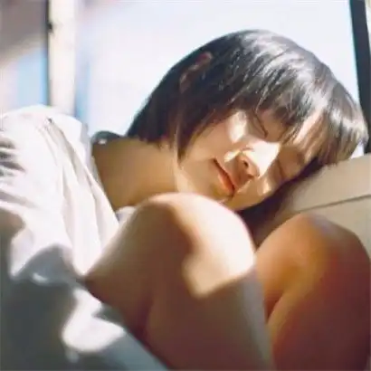 qq头像女生短发带帽圆顶