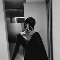 黑系女生头像真人不露脸的黑色系女生头像