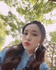 李沁双马尾活力录制综艺嘟嘴自拍清纯少女感满分