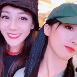 热巴火箭少女聚餐时自拍,热巴抢镜姿势萌到大家