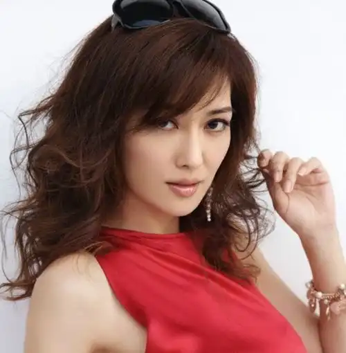 55岁孟广美罕露面,腹部隆起被疑怀孕,被洋男友骗光积蓄后嫁富豪