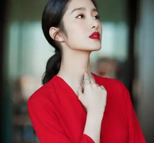 影后周冬雨的4个同班同学,其中3个红透半边天,唯独四个字的她查无此人