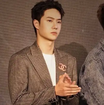 王一博暗爽破功转身前装酷盖,转身后被粉丝应援爽到笑出奶膘