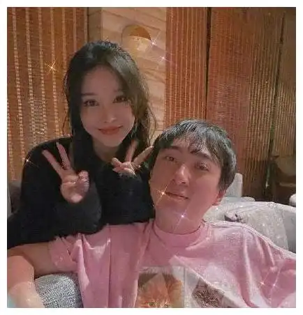 王思聪33岁生日大阵仗手托美女下巴合影很亲昵,下一任王夫人
