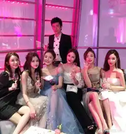 夏夏凹造型太用力了,和李艾合影挤眉弄眼咬嘴唇,后面的眼神亮了