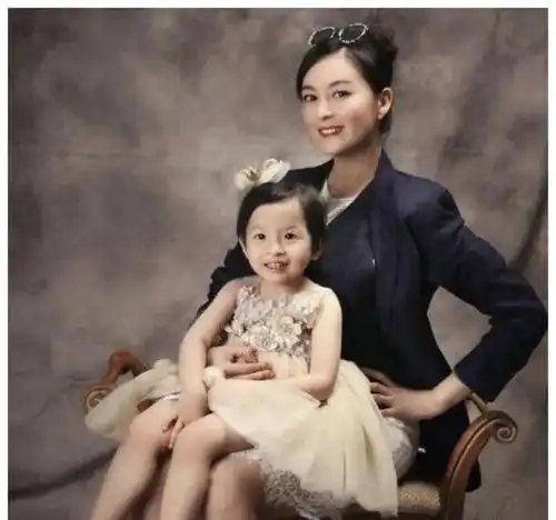 她是很幸运的女演员,被富豪苦追十年才结婚,今36岁被宠得像公主