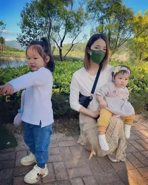 王祖蓝娇妻带女儿遛弯,父女仨一个样太喜感,她留长发太温柔了