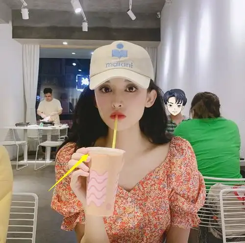 娜扎狂喝奶茶不长肉看到她剩下的分量后,完全就是浪费钱