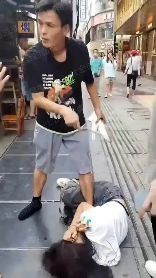 抽烟喝酒样样通,还早恋男子当街暴打女孩,现场照片疯传