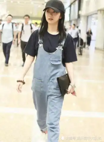 娃娃脸谭松韵现身机场,穿背带裤的她,天然可爱感消失了