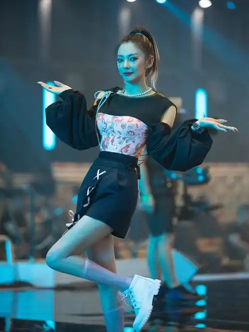 张雨绮身材太绝了,穿衣都游走在成熟与少女之间这谁能顶得住