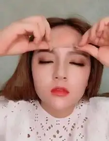 抖音美女表演卸妆,当众撕掉自己一层皮