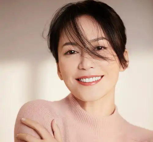 气质如鸿49岁俞飞鸿皮肤白皙超温柔,床单裹头尽显反差萌