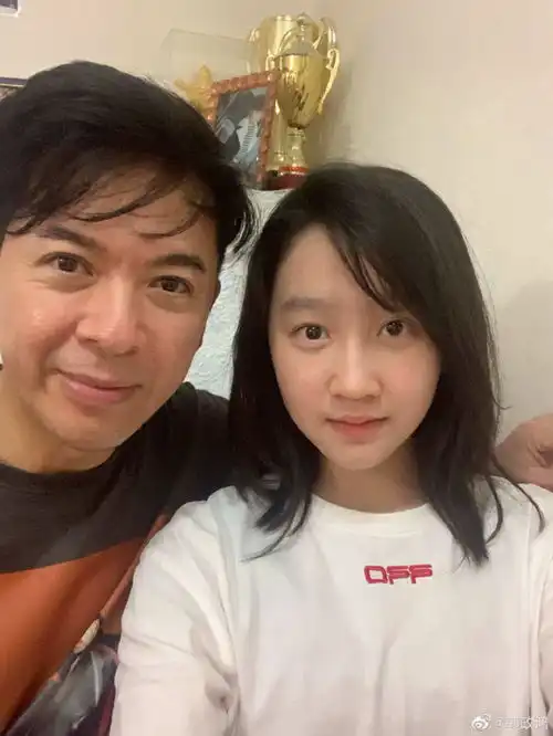 知名港星花重金举办谢师宴,酒店大摆20余桌,为庆祝女儿小学毕业