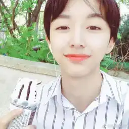 15岁爆红女装大佬因全脸大整形公开跟粉丝道歉,请关爱性别焦虑症患者